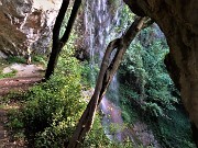 29 Sul piano ad osservare bene la cascata scrosciante  dall'alto
